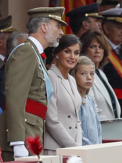 Los Reyes Felipe y Letizia y la Infanta Sofía viendo el desfile del Día de la Hispanidad 2018