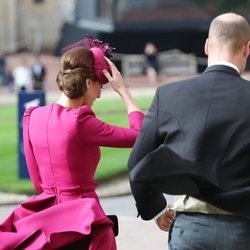 Los Duques de Cambridge, azotados por el viento, en la boda de Eugenia de York y Jack Brooksbank