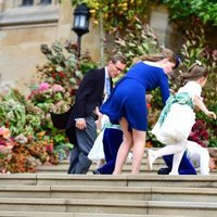 Louis de Givenchy tropieza cuando subía las escaleras junto a Lady Louise Mountbatten-Windsor en la boda de Eugenia de York y Jack Brooksbank