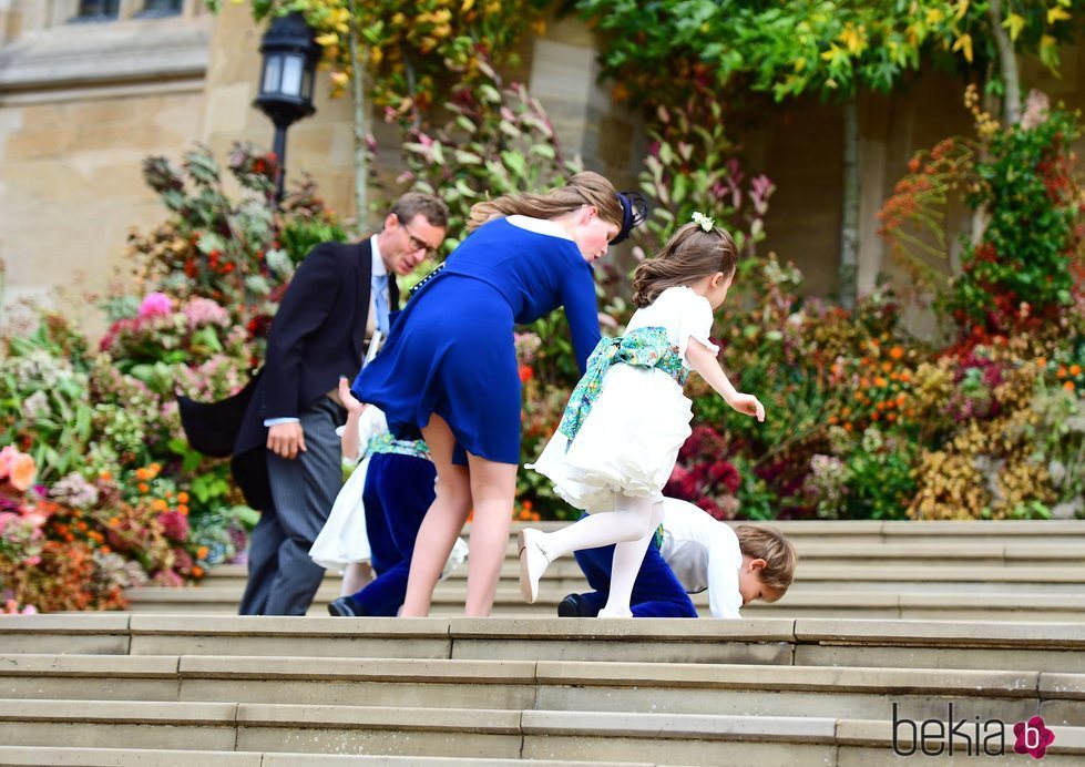 Louis de Givenchy tropieza cuando subía las escaleras junto a Lady Louise Mountbatten-Windsor en la boda de Eugenia de York y Jack Brooksbank