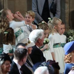 El Príncipe Jorge y Savannah Phillips haciendo travesuras en la boda de Eugenia de York y Jack Brooksbank