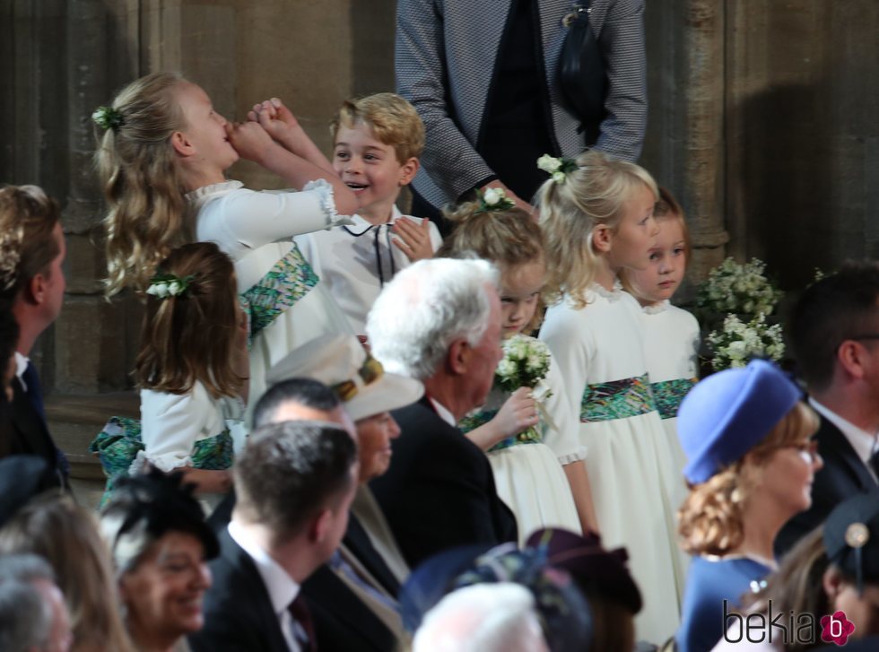 El Príncipe Jorge y Savannah Phillips haciendo travesuras en la boda de Eugenia de York y Jack Brooksbank