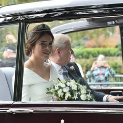 La Princesa Eugenia con el Duque de York llegando a su boda en un Rolls Royce