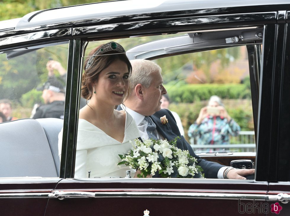 La Princesa Eugenia con el Duque de York llegando a su boda en un Rolls Royce