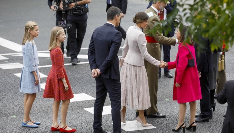 Pedro Sánchez situándose junto a los Reyes y sus hijas para los saludos del Día de la Hispanidad 2018