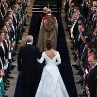 La Princesa Eugenia camina al altar del brazo del Príncipe Andrés