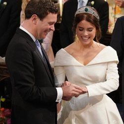Eugenia de York y Jack Brooksbank se intercambian los anillos en su boda