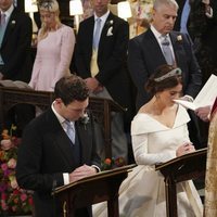 Eugenia de York y Jack Brooksbank rezando en su boda