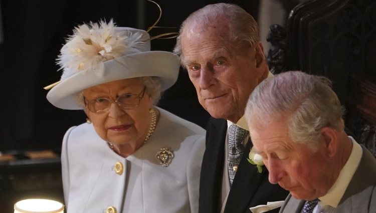 La Reina Isabel, el Duque de Edimburgo y el Príncipe Carlos en la boda de Eugenia de York y Jack Brooksbank