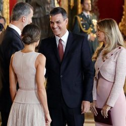 Pedro Sánchez y Begoña Gómez saludando a los Reyes en el Día de la Hispanidad 2018