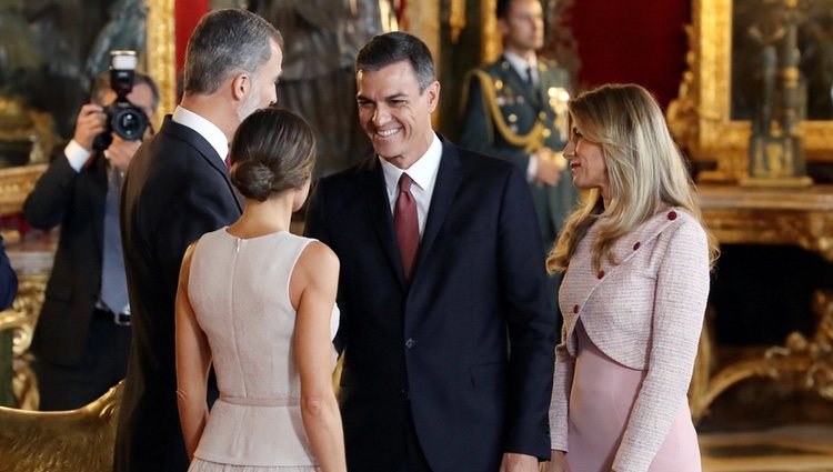 Pedro Sánchez y Begoña Gómez saludando a los Reyes en el Día de la Hispanidad 2018