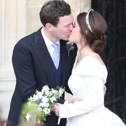 Eugenia de York y Jack Brooksbank se besan en su boda