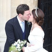 Eugenia de York y Jack Brooksbank se besan en su boda