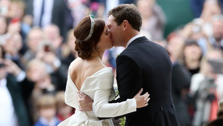 El beso de Eugenia de York y Jack Brooksbank en su boda