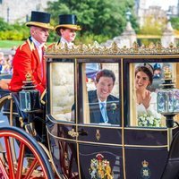 Eugenia de York y Jack Brooksbank paseando en carruaje por Windsor en su boda
