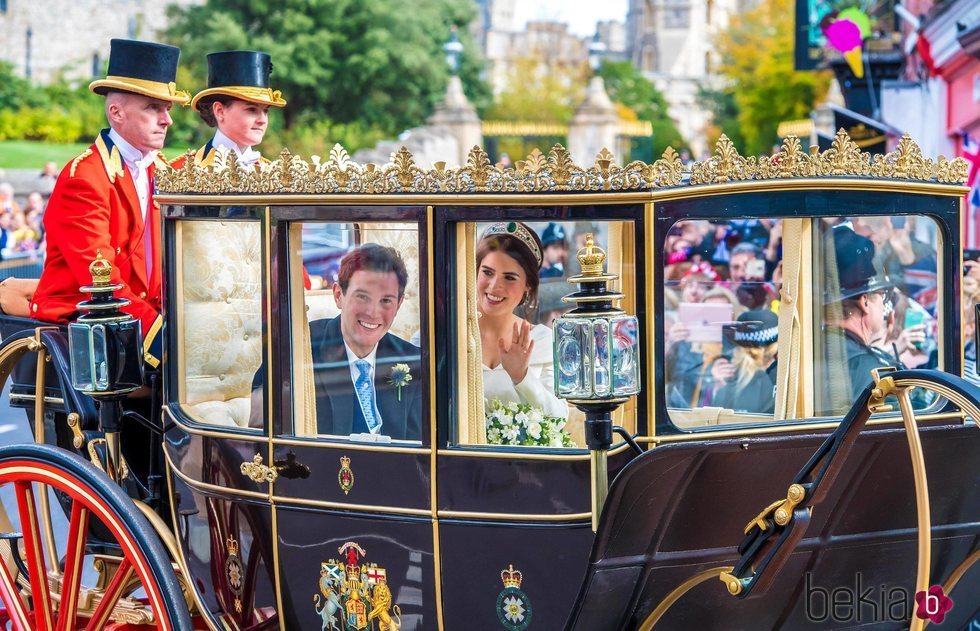 Eugenia de York y Jack Brooksbank paseando en carruaje por Windsor en su boda