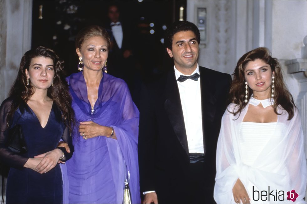 Farah Diba junto a sus hijos Leila y Reza Ciro y la esposa de éste, Yasmine