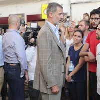 El Rey Felipe habla unos jóvenes en la localidad afectada por las riadas de Mallorca