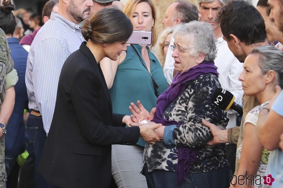 La Reina Letizia consuela a una mujer en la localidad afectada por las riadas de Mallorca