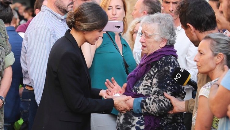 La Reina Letizia consuela a una mujer en la localidad afectada por las riadas de Mallorca