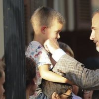 El Rey Felipe, cariñoso con un niño durante su visita a la localidad más afectada por las riadas en Mallorca