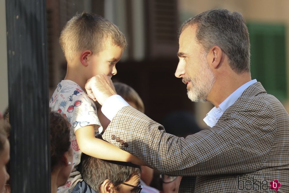 El Rey Felipe, cariñoso con un niño durante su visita a la localidad más afectada por las riadas en Mallorca