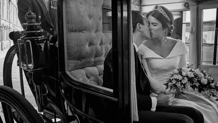 Eugenia de York y Jack Brooksbank besándose en un carruaje en su boda