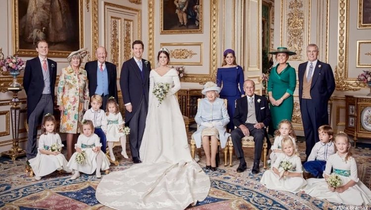 Eugenia de York y Jack Brooksbank con sus padres, hermanos, pajes, damas, la Reina Isabel y el Duque de Edimburgo en su boda