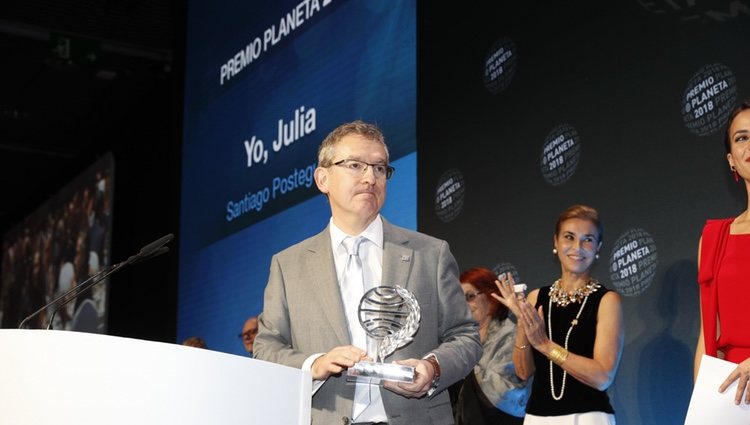 Santiago Posteguillo con el premio Planeta 2018