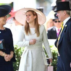 El Príncipe Andrés y Sarah Ferguson ríen divertidos junto a Beatriz de York