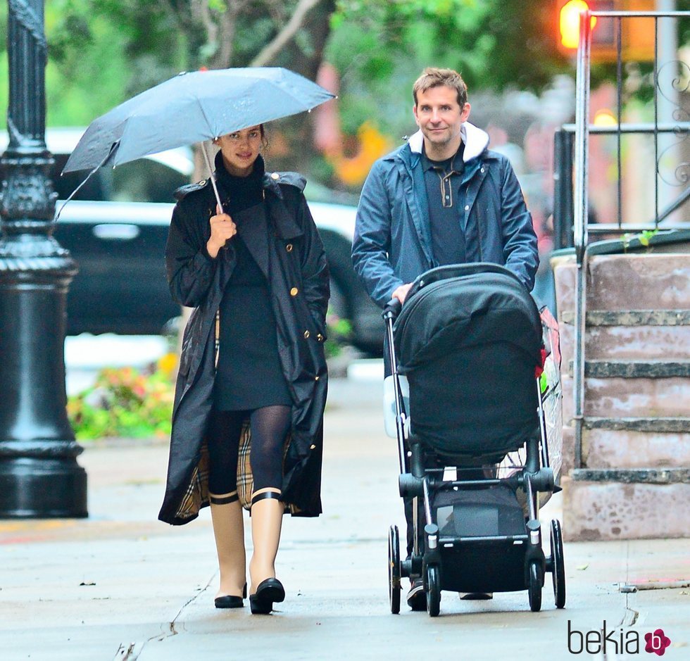 Bradley Cooper pasea junto a Irina Shayk y su hija