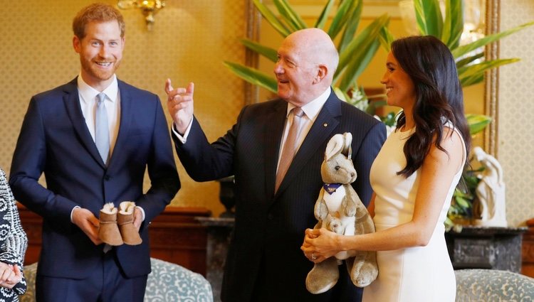El Príncipe Harry y Meghan Markle reciben regalos para el hijo que esperan en Sydney