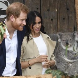 El Príncipe Harry y Meghan Markle con un koala en Sydney