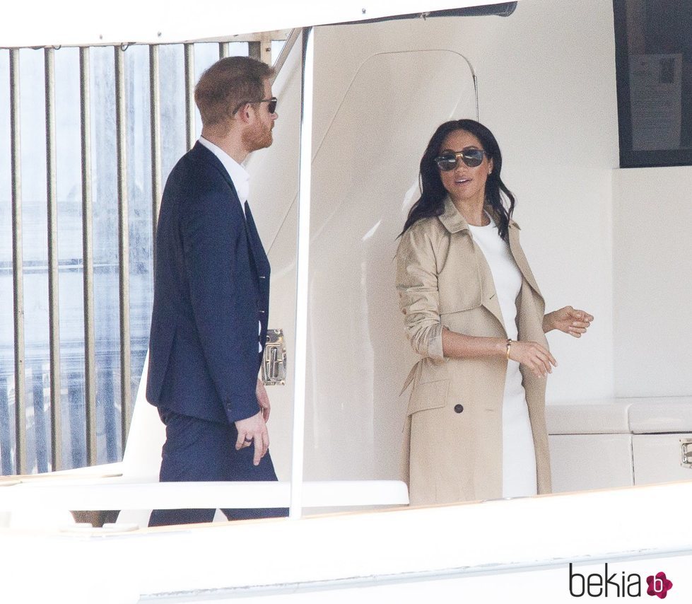 El Príncipe Harry y Meghan Markle dando un paseo en barco por la bahía de Sydney