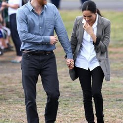 El Príncipe Harry y Meghan Markle, sonrientes y enamorados en Dubbo en su visita oficial a Australia