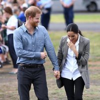 El Príncipe Harry y Meghan Markle, sonrientes y enamorados en Dubbo en su visita oficial a Australia