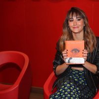 Aitana Ocaña con su libro 'La tinta de mis ojos' entre las manos