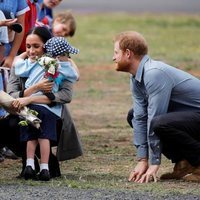 Meghan Markle abraza a un niño junto al Príncipe Harry en Australia