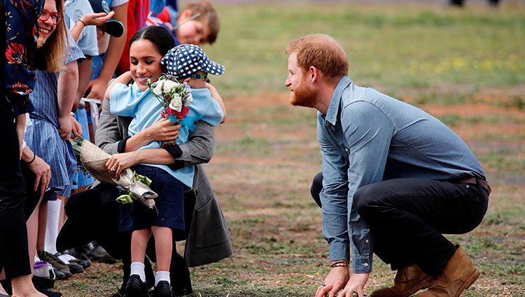 Meghan Markle abraza a un niño junto al Príncipe Harry en Australia
