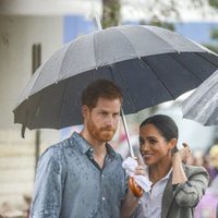 El Príncipe Harry y Meghan Markle con un paraguas en Australia