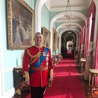 El Príncipe Andrés en una área privada de Buckingham Palace