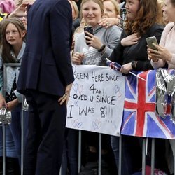 El Príncipe Harry con unas fans en Melbourne