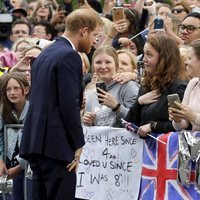 El Príncipe Harry con unas fans en Melbourne
