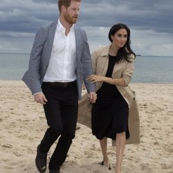 El Príncipe Harry y Meghan Markle en la playa de Melbourne