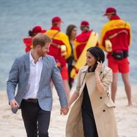 El Príncipe Harry y Meghan Markle pasean enamorados por las playas de Melbourne