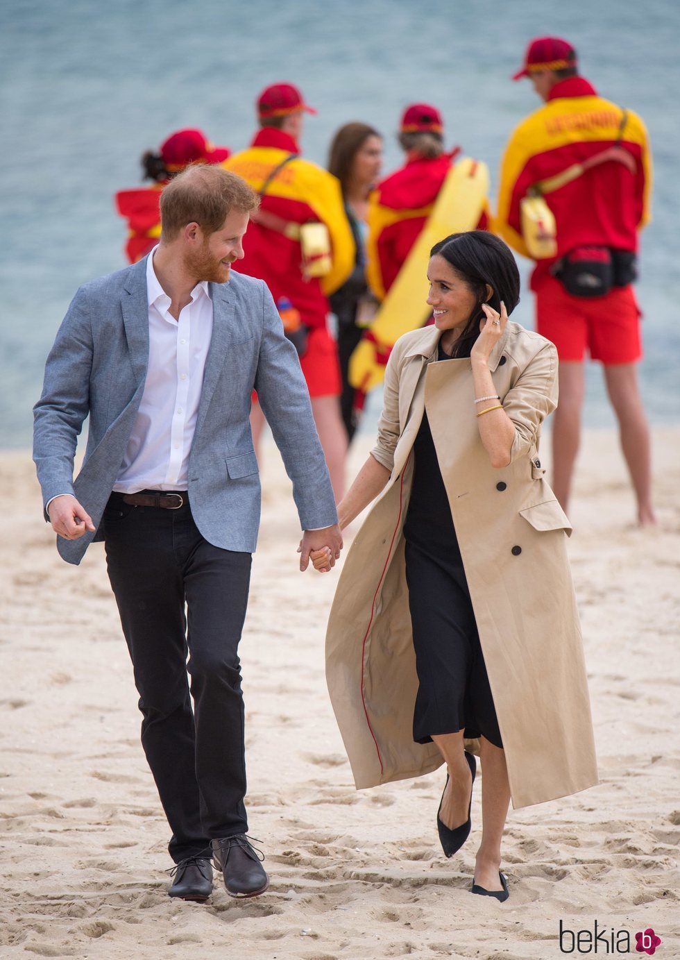 El Príncipe Harry y Meghan Markle pasean enamorados por las playas de Melbourne