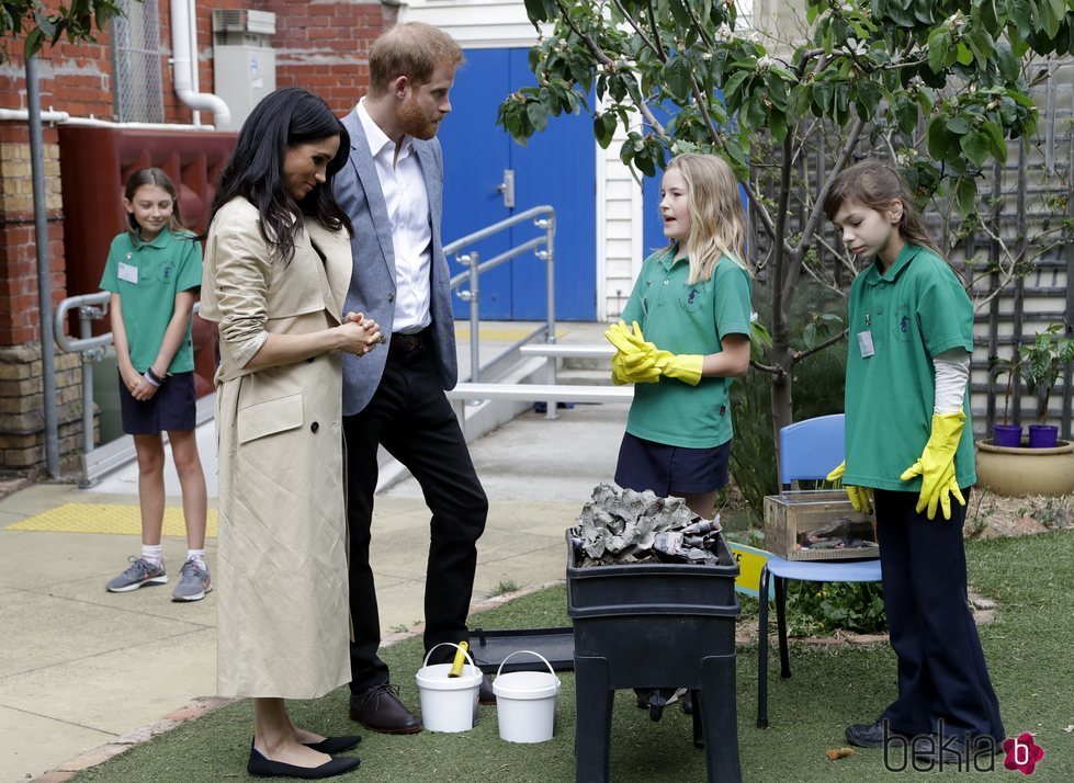 El Príncipe Harry y Meghan Markle con unas niñas en un colegio de Melbourne
