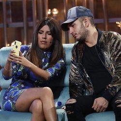 Chabelita Pantoja y Omar Montes haciéndose una foto en la sexta gala de 'GH VIP 6'