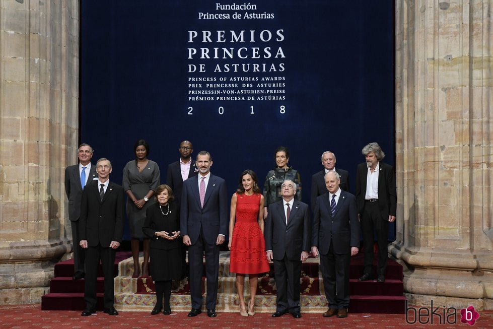 Los Reyes y Felipe y Letizia con los galardonados en los Premios Princesa de Asturias 2018