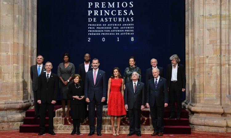 Los Reyes y Felipe y Letizia con los galardonados en los Premios Princesa de Asturias 2018